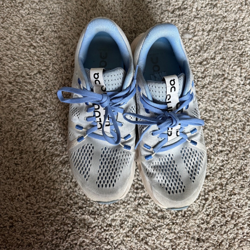On cloud surfer running shoes
